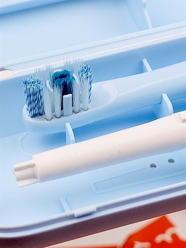 Hum Colgate Smart Toothbrush Kit, Ultrasonic Toothbrush with Travel Case Blue