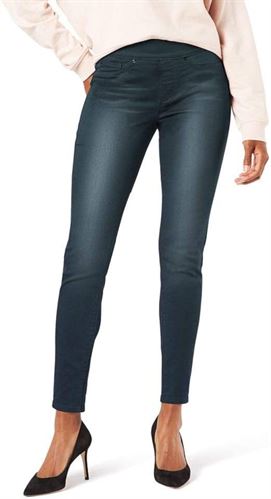 Signature by Levi Strauss & Co ™. Gold Label Women's Size Totally Shaping Pull-On Skinny Jeans