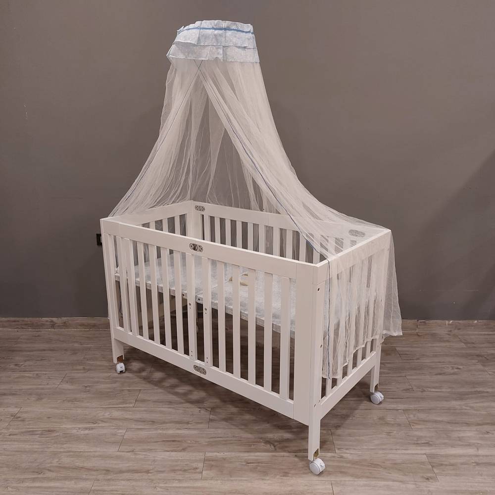 White Baby Bed With Chiffon Mosquito Net