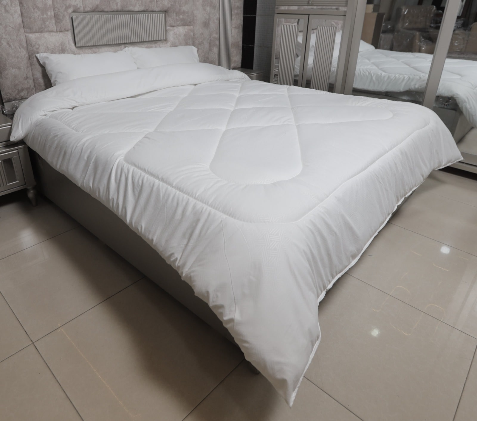 Single Size Comforter in White
