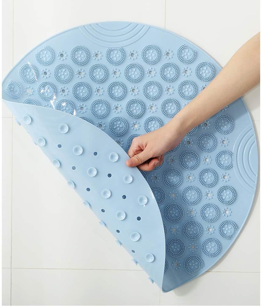 The non-slip shower mat is simplified and rounded into a safe one-piece bath