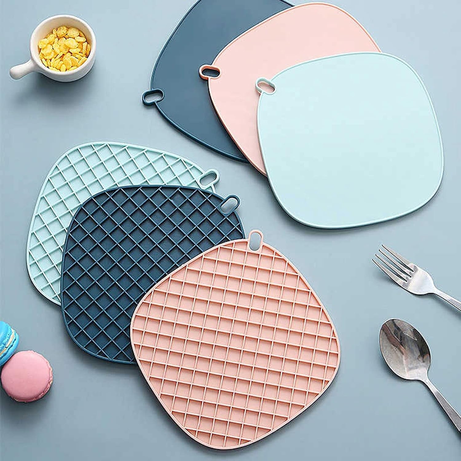 Heat resistant silicone coasters, multi-function mat for drinking cups.